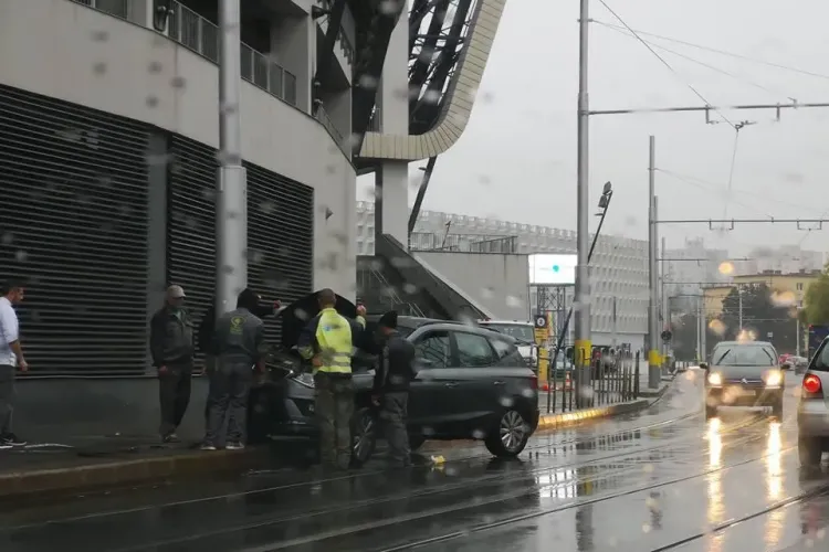 A început ploaia și au început accidentele de pe Splaiul Independenței FOTO