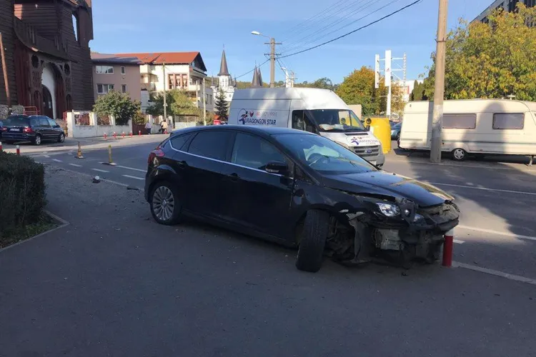 O șoferiță a rupt stâlpii metalici din fața Casei Radio. E ziua și accidentul - FOTO
