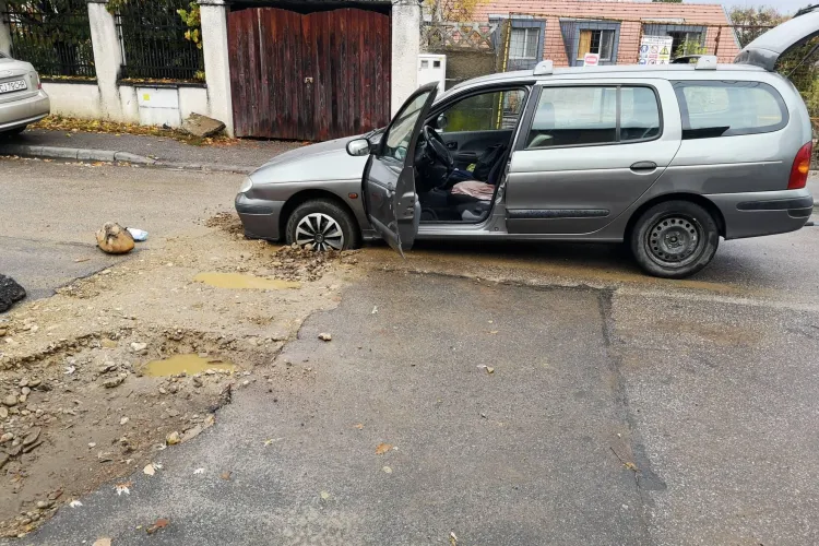 Dorel a lucrat pe strada Horticultorilor / Brâncuși. Trei mașini blocate la rând într-un șanț - FOTO 
