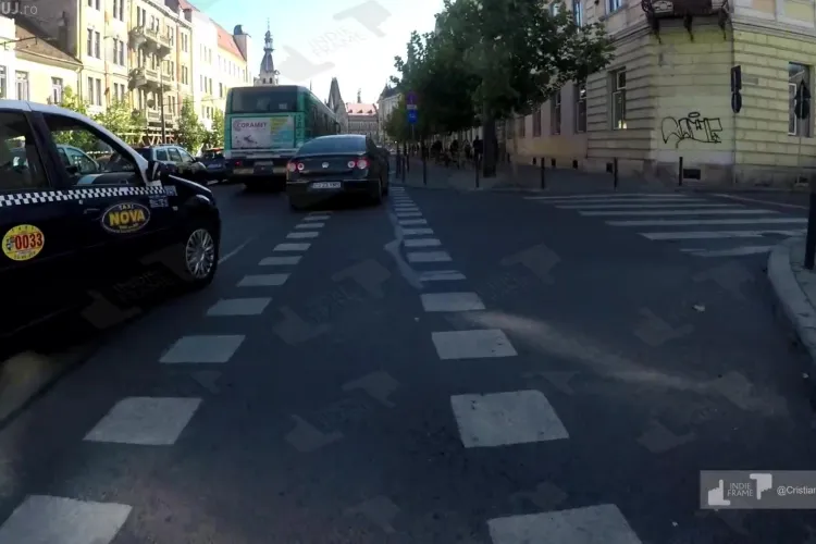Bicicliștii nu sunt iubiți de șoferii clujeni. Circ cu un taximetrist pe strada Horea - VIDEO