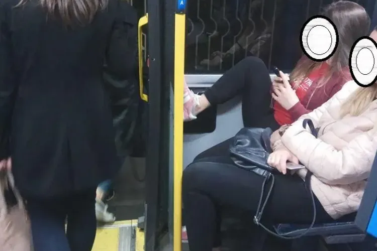 Florești: Vor autobuze noi, dar stau cu picioarele pe geam în autobuz - FOTO