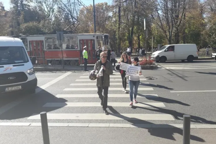 Protest în fața Operei Maghiare! Au blocat traficul traversând strada - FOTO