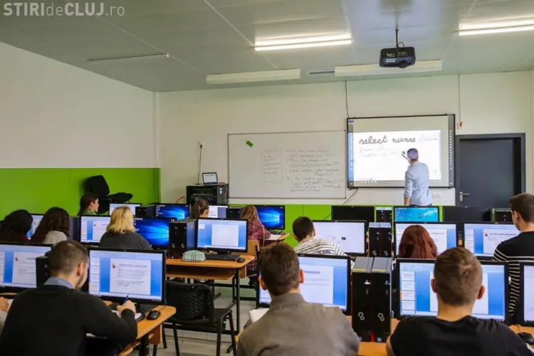 Investiții de 5 milioane de lei la Cluj, pentru dotarea școlilor cu table interactive și calculatoare 