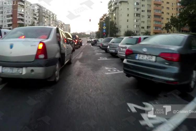 VIDEO - Biciclist lovit de ușa unui autoturism în trafic, pe Calea Florești