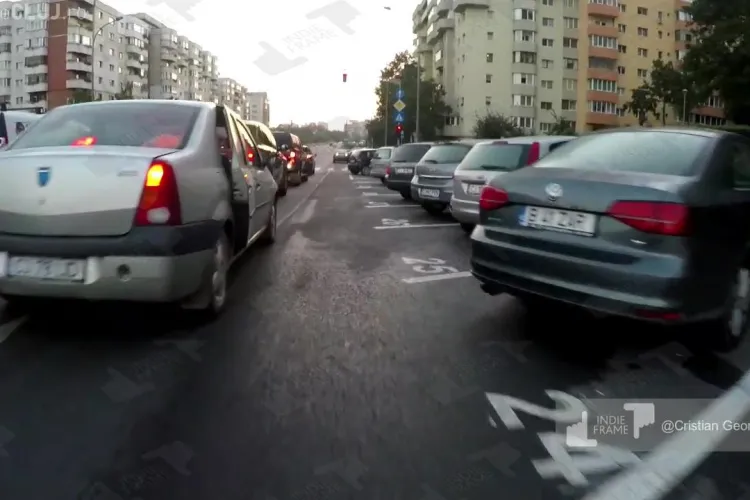 VIDEO - Biciclist lovit de ușa unui autoturism în trafic, pe Calea Florești