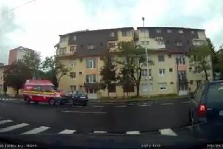 Șofer PRAF din Cluj! Râde Sibiul de el, după ce a intrat direct în fața unei ambulanțe SMURD - VIDEO