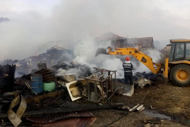 Incendiu în satul Pâglișa, comuna Dăbâca. Patru care sunt afectate - VIDEO