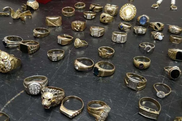 CLUJ: Minor prins de polițiști la aeroport cu 3 kilograme de bijuterii în bagaje, în valoare de aproape 500.000 de lei VIDEO