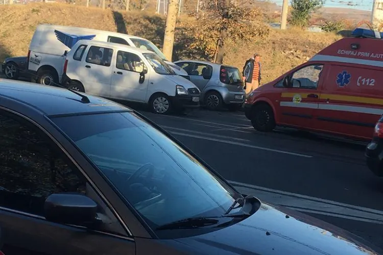 Accident pe strada Oașului. Două autoturisme s-au lovit pe linia de tramvai FOTO