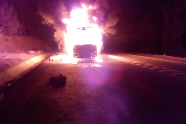 VIDEO - Un autocar a ars ca o torță pe centura Vâlcele - Apahida 
