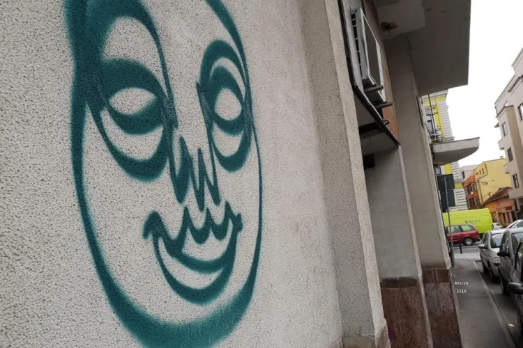 Tânăr amendat pentru că a făcut grafitti pe o clădire din Cluj. Boc vrea să mărească drastic sancțiunile