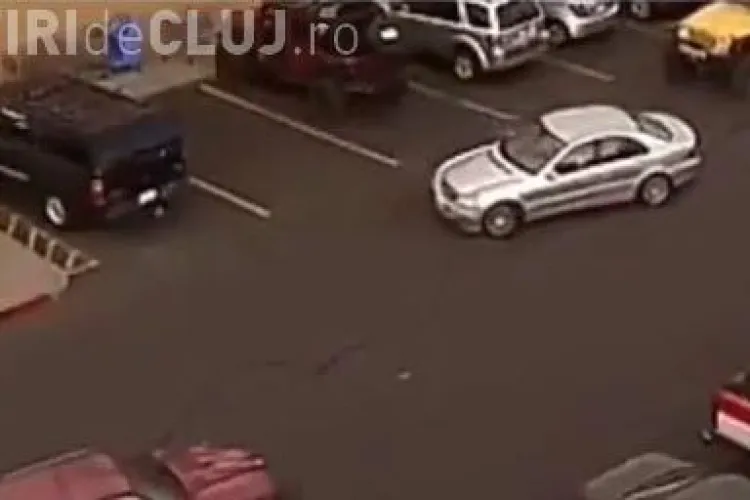 Șmecher dintr-o parcare pus la punct de un șofer cu troliu - VIDEO