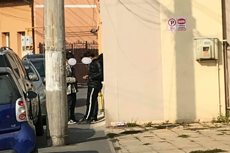 Cluj: Tânăr drogat umblă haotic printre mașini cu plicurile în buzunar - VIDEO