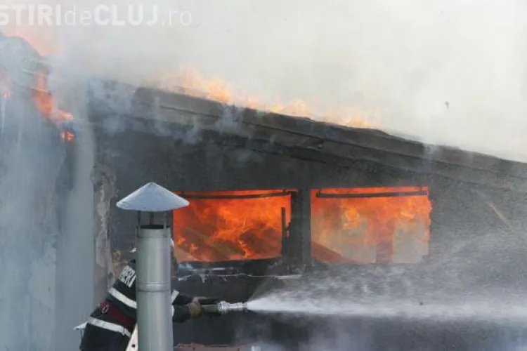 ISU CLUJ: Incendiu în Baciu / UPDATE: Incendiul a fost stins de un vecin ce merită felicitări