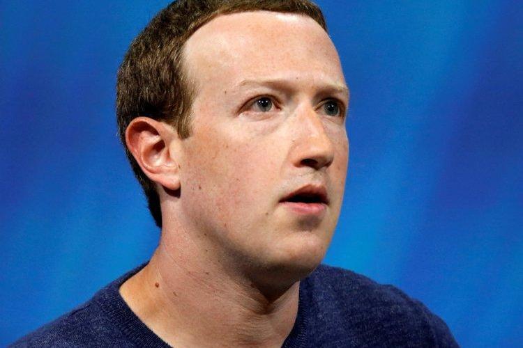Patru dintre acționarii Facebook îi cer lui Zuckerberg să plece de la conducerea companiei
