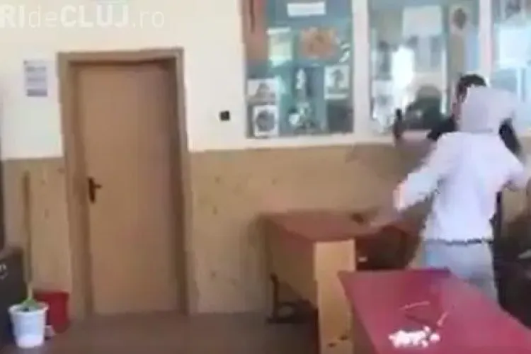 Viitorul României? Elev filmat când spărgea tabla cu o sabie - VIDEO