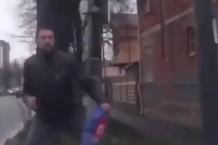 Pieton ghinionist, lovit în cap de un semn de circulație - VIDEO