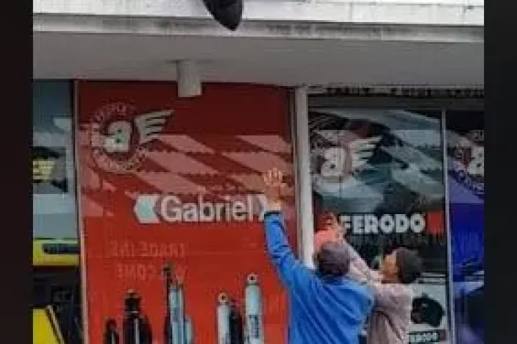 Voiau să prindă un fotoliu lăsat de la etaj! Ce a urmat - VIDEO