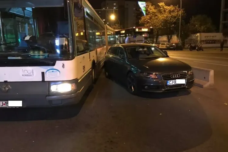 Cocalar parcat în stația de autobuz, blocând tot - FOTO