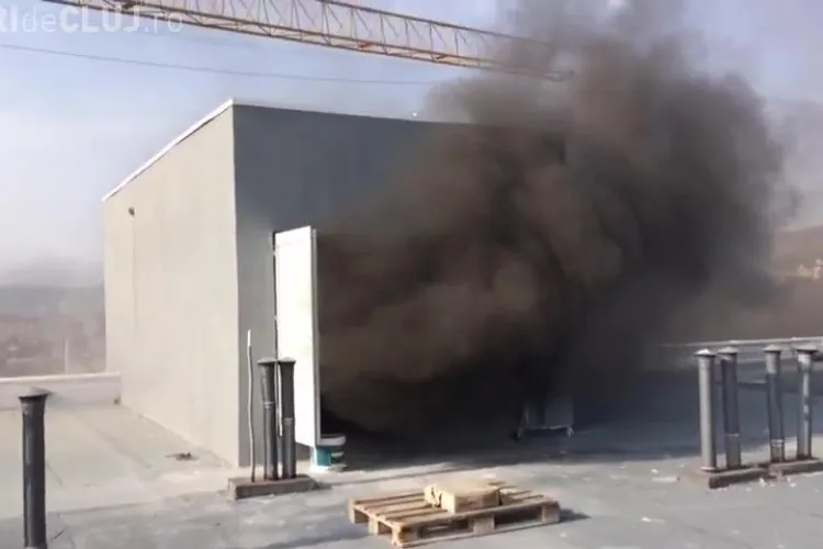 Incendiu puternic pe strada Oașului  / UPDATE: 45 de oameni evacuați - VIDEO