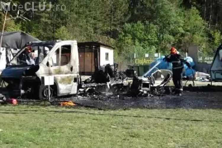 Rulota unui turist italian a ars la Cluj-Napoca, într-un camping
