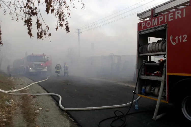 Trei incendii puternice la Cluj, într-o singură zi. Pompierii au avut peste 100 de intervenții în weekend FOTO/VIDEO