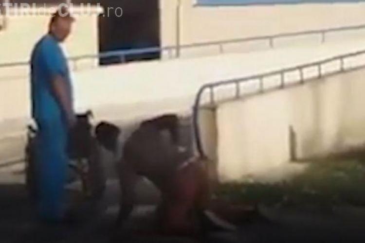 Externare în genunchi la un spital din România. Pacientul se târăște, iar infirmierul se uită la el - VIDEO