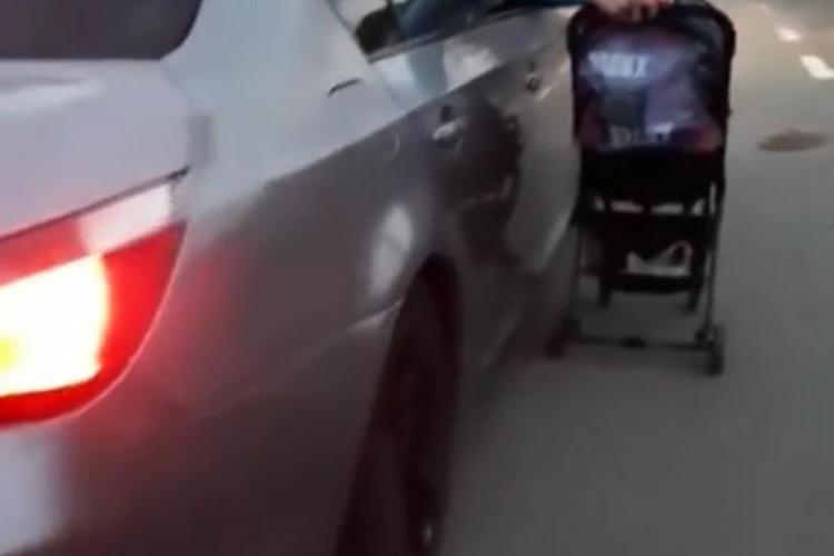 Părinte cocalar din România și-a plimbat bebeluş pe lângă maşina aflată în mers