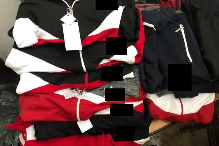 Atenție de unde luați haine! Polițiștii clujeni au confiscat sute de articole vestimentare contrafăcute FOTO