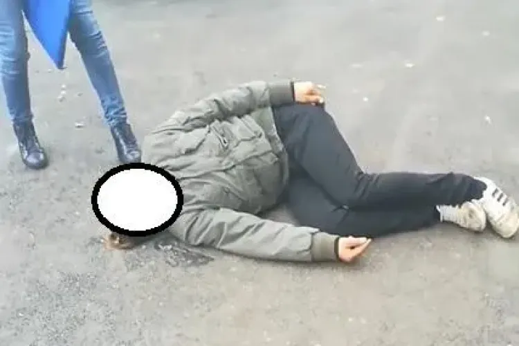 CLUJ: Drogat, zăcând pe jos în plină zi, pe strada Traian FOTO