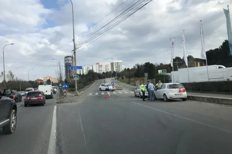 Un șofer a scăpat ”ca prin urechile acului” după ce a făcut accident la intrare în Cluj. A izbit în plin un parapet FOTO