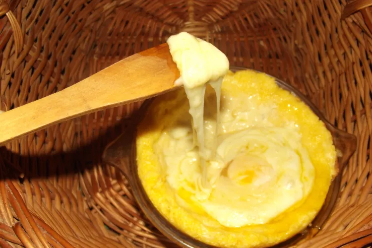 Bulz cu telemea de oaie, gustarea ideală după o drumeție pe munte