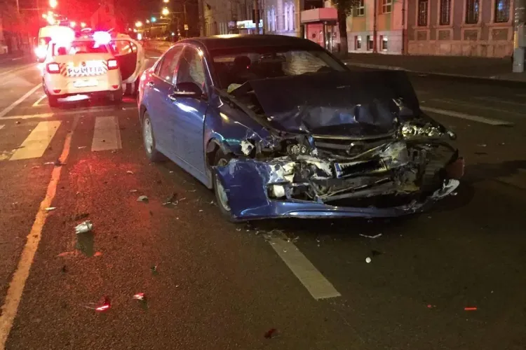 Accident pe Bulevardul 21 Decembrie, la 5.40 dimineața. Erau singuri pe tot bulevardul - FOTO