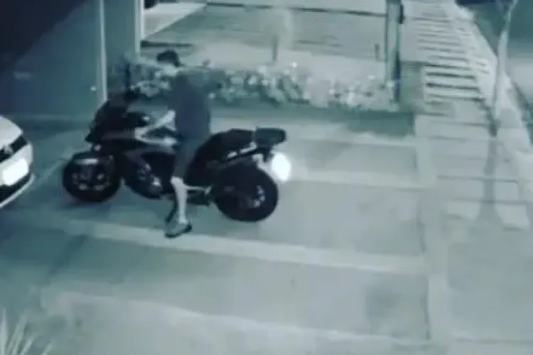 Cel mai prost motociclist. NU poate nici să o țină pe loc drept - VIDEO