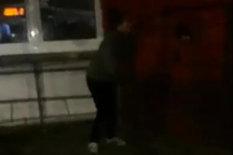 A început din nou ”epidemia” drogului Zombie la Cluj? Doi tineri stăteau inerți în Piața Gării VIDEO