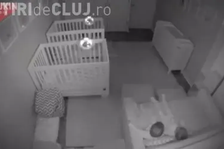 Super amuzant! Doi gemeni fac revoltă după ce părinții sting luminile - VIDEO