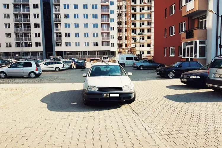 Parcare de nesimțit la Cluj! Și-a lăsat mașina pe mijlocul căii de acces FOTO