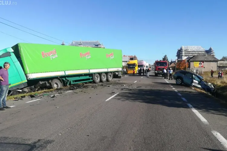 Accident la ieșire din Huedin, lângă palatele romilor - FOTO