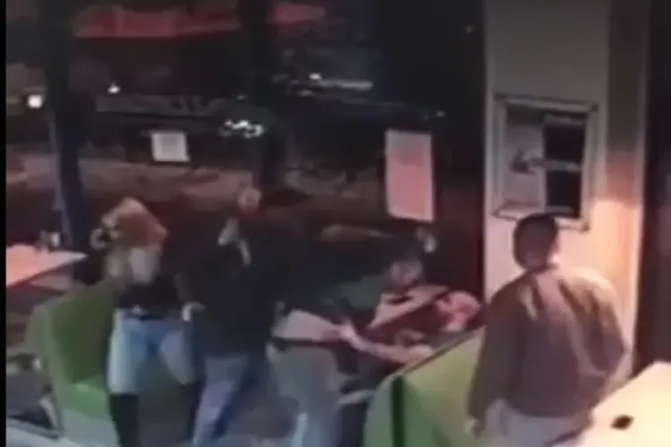 Bătaie în fața unui fast food de pe Memorandumului! Oamenii au fugit în local. Ce a urmat!