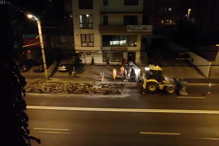 Strada Teodor Mihali este spartă, după ce a fost asfaltată. Primăria susține că vina e la Compania de Apă - VIDEO