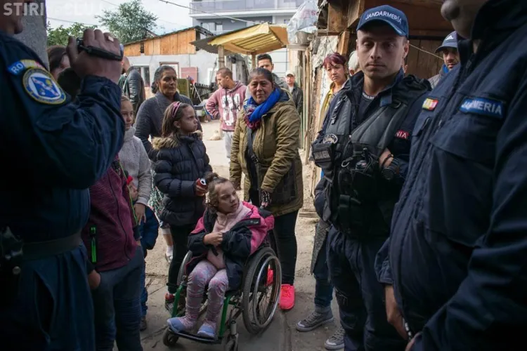 Primăria Cluj-Napoca a evacuat niște oameni săraci din locuință cu tot cu copii - VIDEO