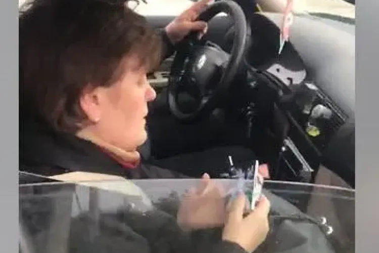 Femeie prost crescută, făcută de râs după ce a aruncat gunoaie din mașină pe drum - VIDEO