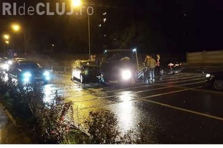 Accident pe Calea Turzii, între un BMW și o platformă. Cine a fost de vină FOTO