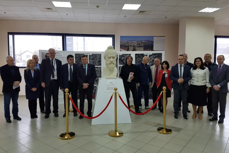 Bustul Regelui Decebal, dezvelit la Aeroportul Cluj. Anul se va termina cu alte SURPRIZE