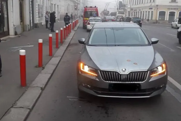 Accident pe Regele Ferdinand! Femeie lovită când fugea peste stradă - FOTO