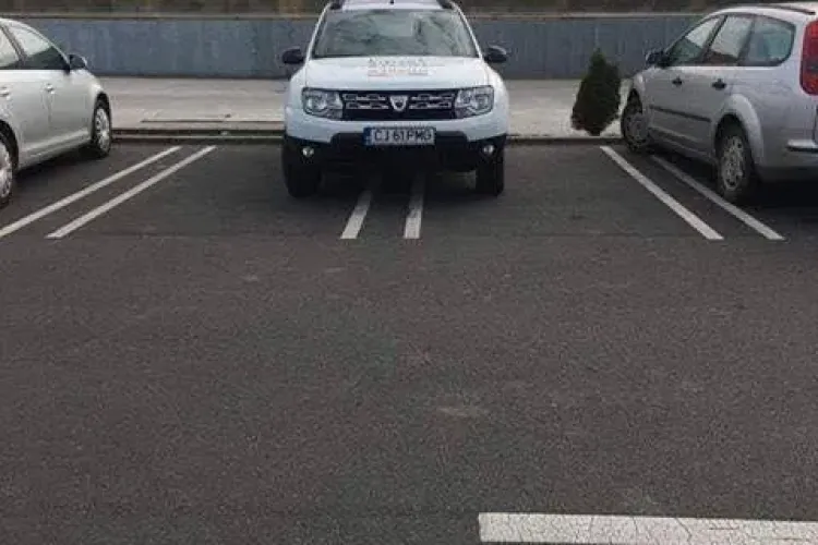 Parcarea Poliției Locale! Pe acești ”boi” cine îi amendează? - FOTO