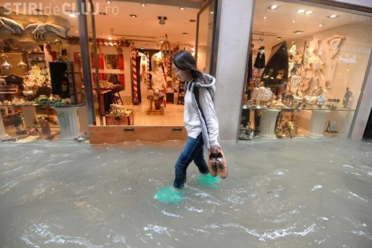 Veneția e inundată în proporție de 70% , din cauza furtunilor. Apa le ajunge oamenilor până la brâu FOTO