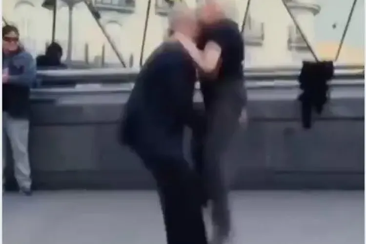 Bunicuța fostă dansatoare profesionistă le-a făcut o farsă turiștilor - VIDEO