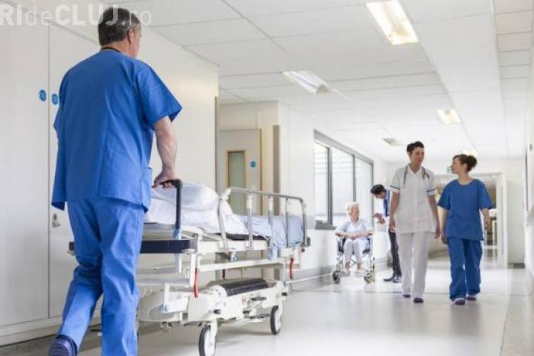 Ministrul Sănătății vrea să îi oblige pe medicii rezidenți să nu mai plece din țară