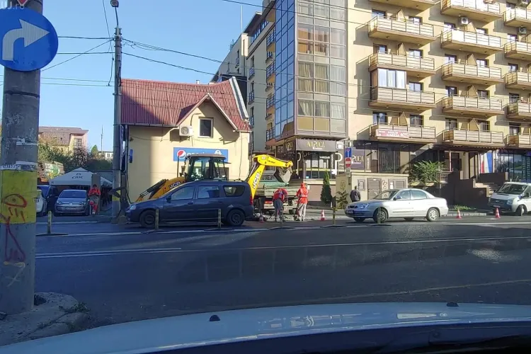 Strada Teodor Mihali spartă a doua oară, după asfaltarea din septembrie! Să îi facem vedete pentru EFICIENȚĂ - VIDEO